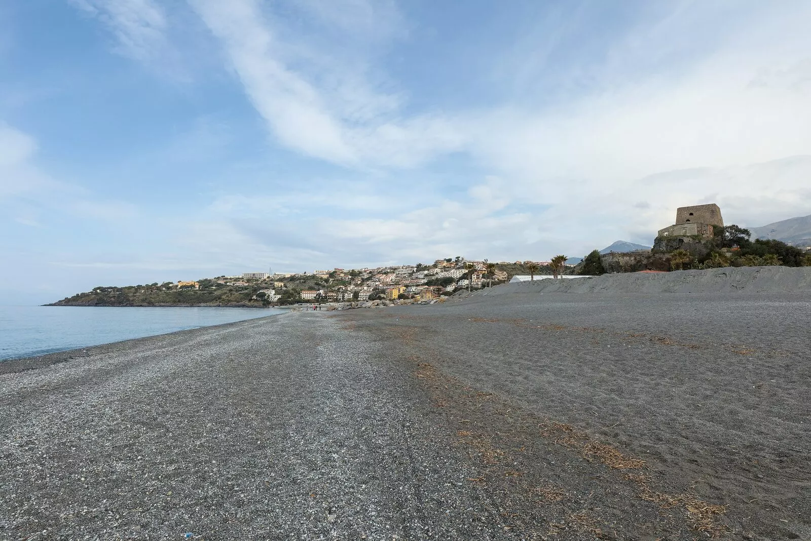 La spiaggia di Scalea con la Torre Talao e il borgo sul promontorio