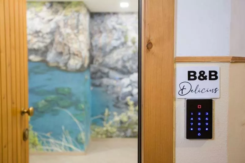 L'ingresso di B&B Delicius con la parete dipinta a scogliera
