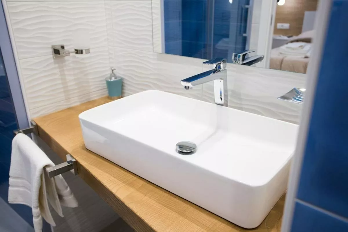 Il bagno moderno con lavabo d'appoggio